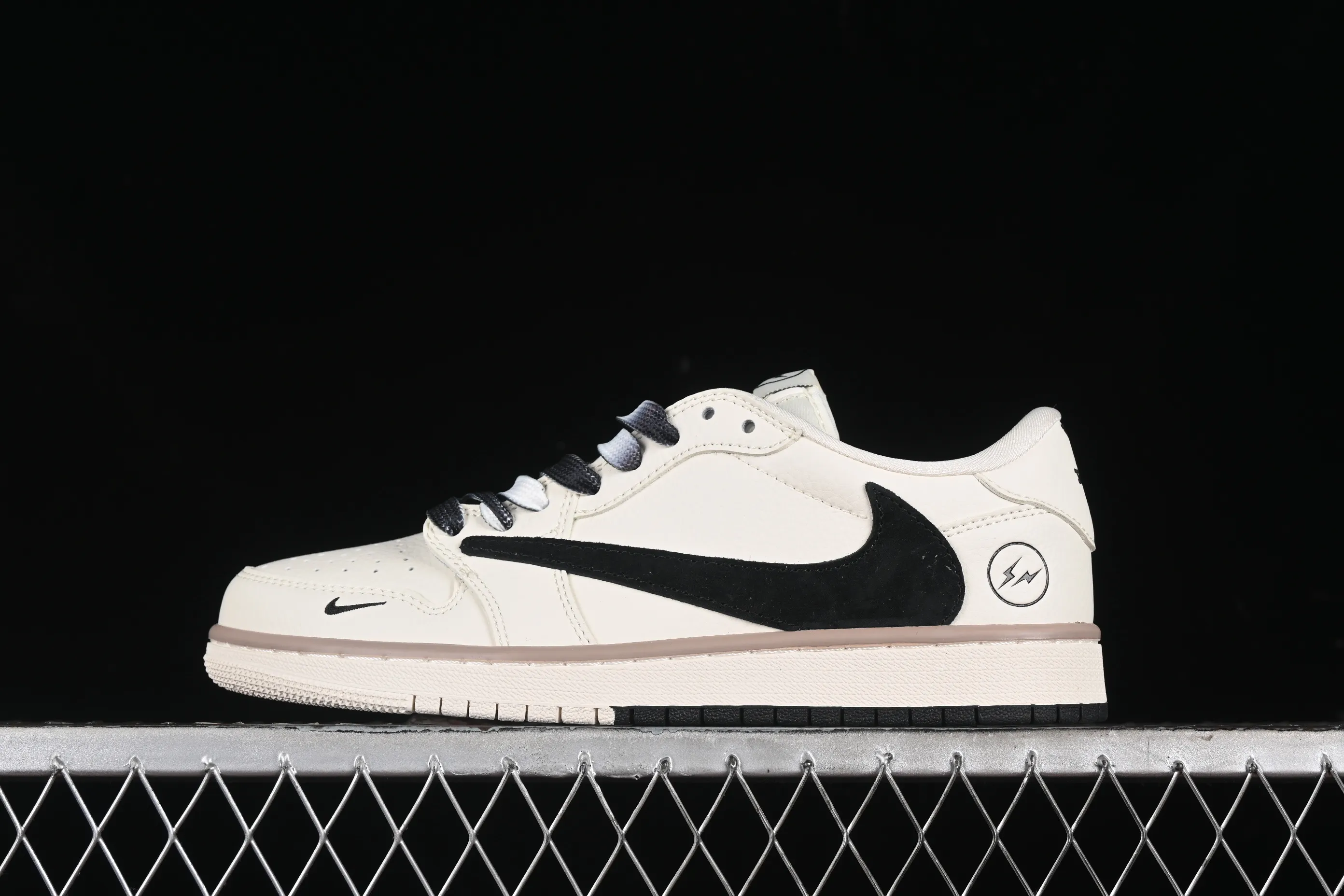 All categories Air Jordan Jordan series basketball shoes Air Jordan 1 Low High-end customized low-top sneakers Travis Scott x Fragment Design x Air Jordan 1 Low OG SP AJ1 Joe 1 Lightning joint-beige and black double bottom low-top cultural and casual sneakers CF3688-018